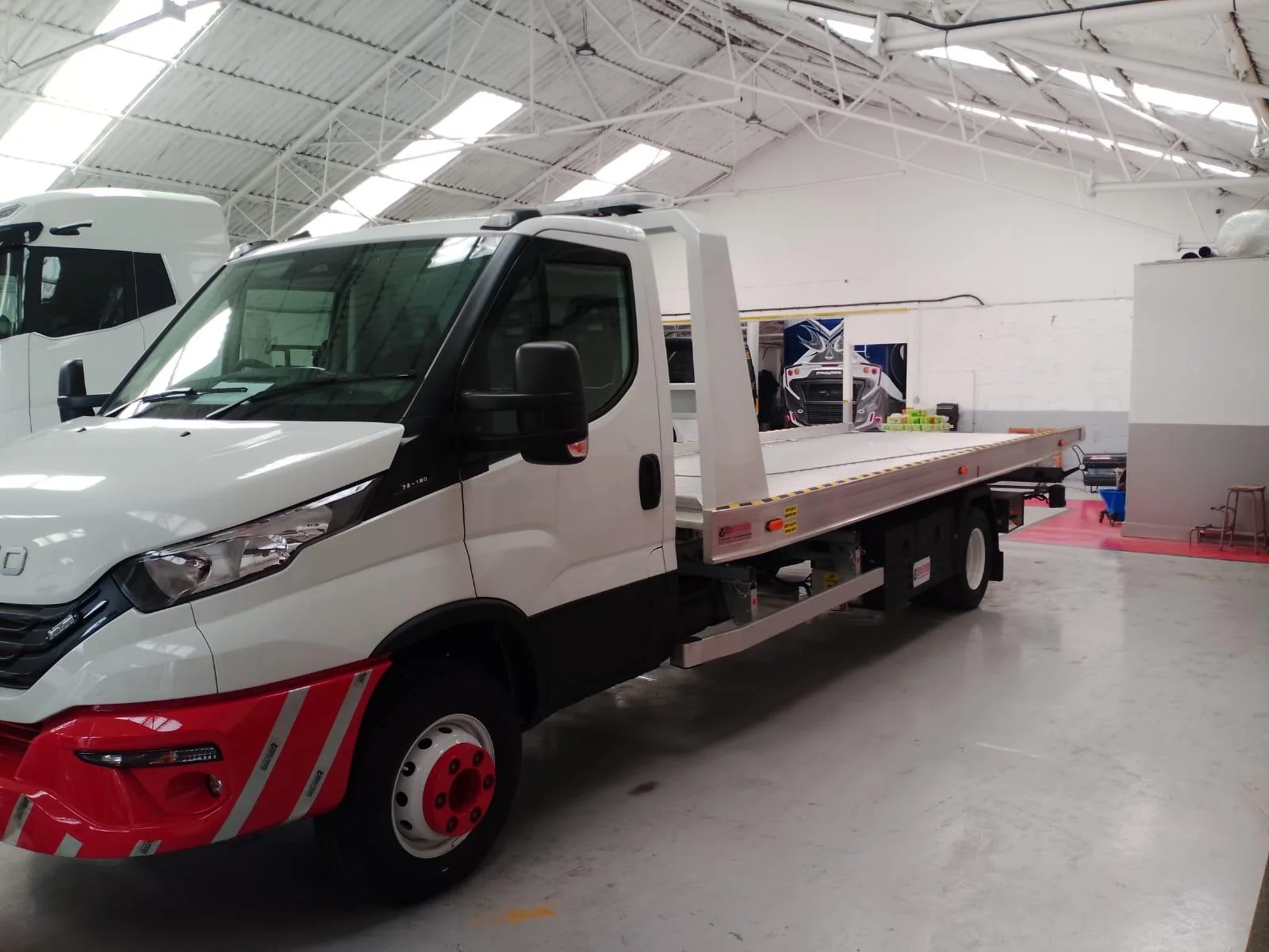 A1 Uplifts recovery truck viewed from the side